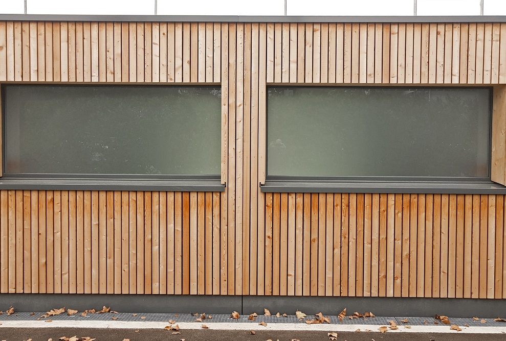 Detailansicht der Holzfassade mit zwei Fenstern 
