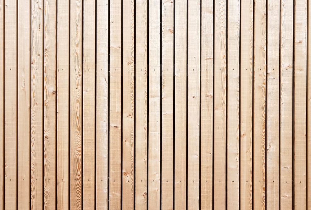 Holzfassade aus vertikal verlegten Lärchenholzlatten