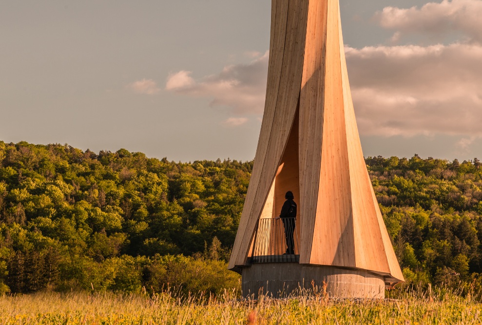 Zu sehen ist der untere Teil des Urbach Towers bei Abendsonne. 