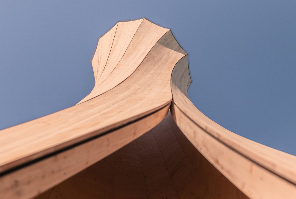 Gros plan en contre-plongée de la tour d’Urbach avec vue vers le ciel. La structure en bois, de forme spéciale et rotative, est ainsi clairement visible