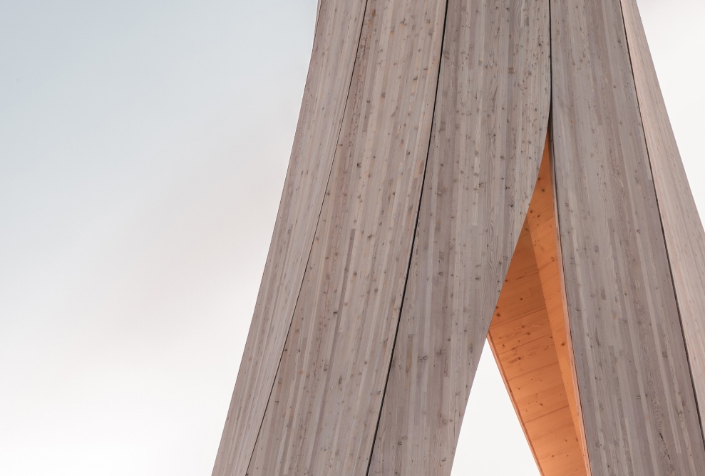 Die Detailaufnahme des Urbach Towers zeigt die selbst formend hergestellte Holzstruktur von aussen