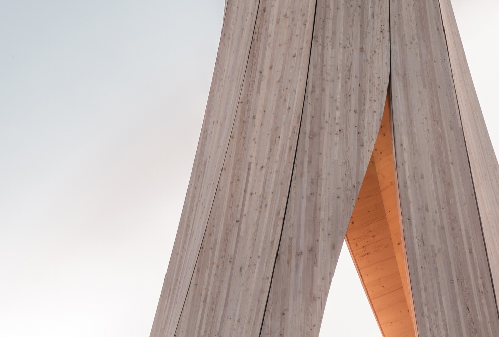 La vue détaillée de la tour d’Urbach montre de l’extérieur la structure en bois auto-formée.