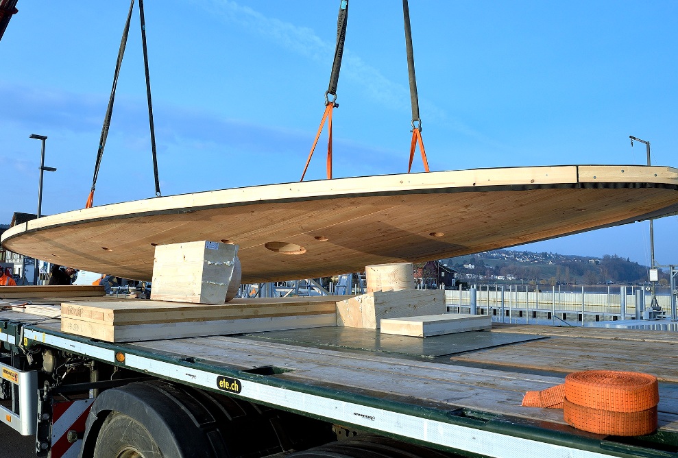 Das Dach des Wartehäuschens wird per LKW angeliefert.