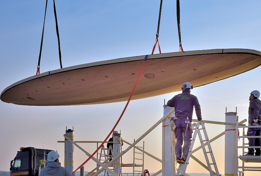 The timber roof is fitted precisely onto the Stedi shelter. 