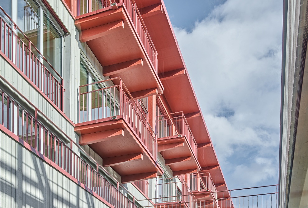 Close-up of the balconies of the new "Baggiwood" building