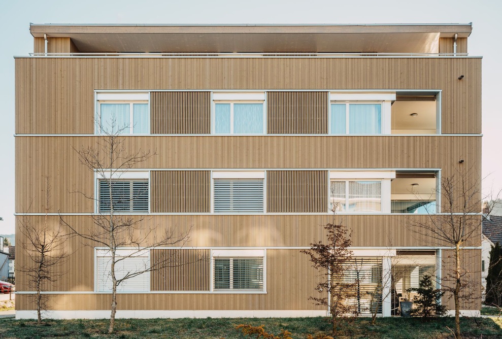Front of one of the four apartment buildings in the Nöggel residential development in Bühler (Canton of Appenzell Ausserrhoden)