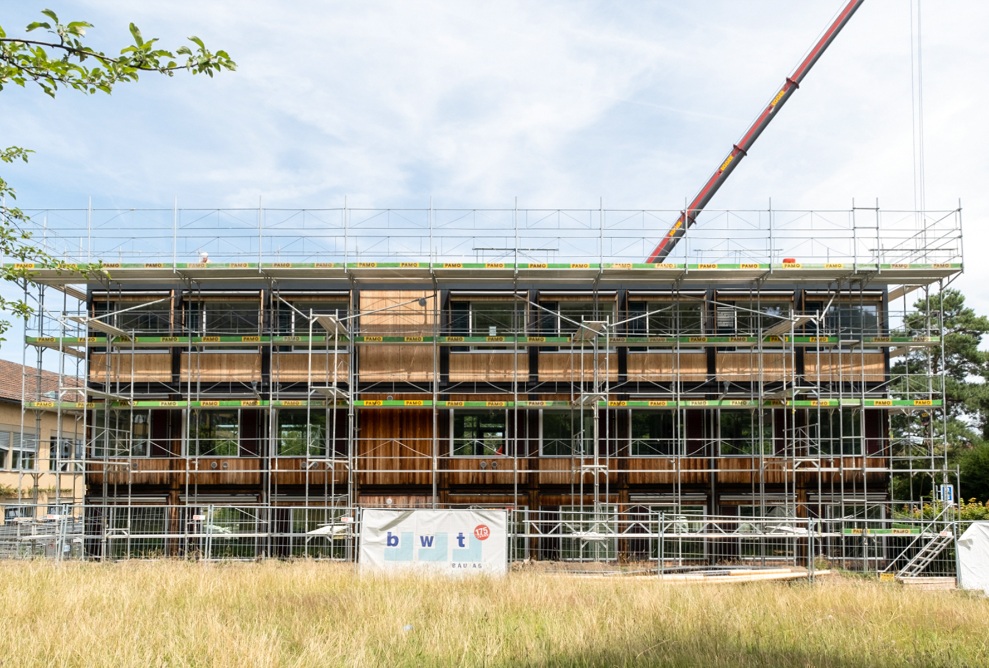 Le pavillon de l’école pendant la phase de transformation, avec son nouvel étage supplémentaire, constitué de modules en bois 