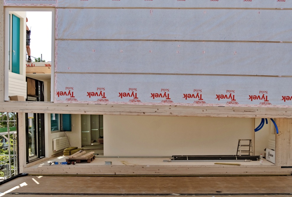 Vue à l’intérieur d’un module en bois ZM10, qui est déjà équipé de toutes les installations nécessaires.