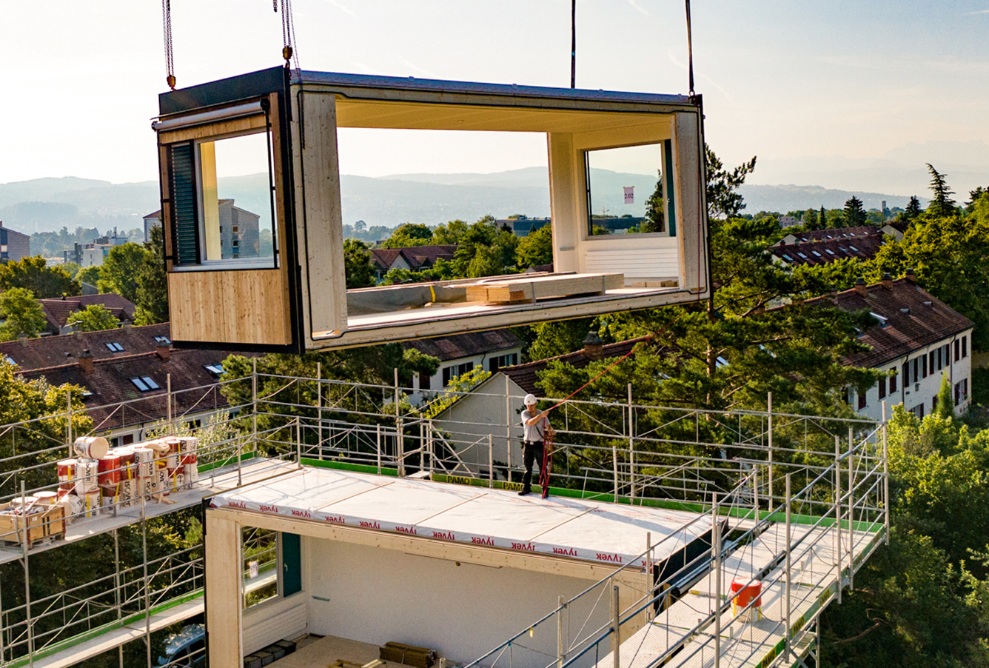 Construction modulaire en bois avec des modules en bois standardisés, avantageux en termes de coûts et personnalisables.