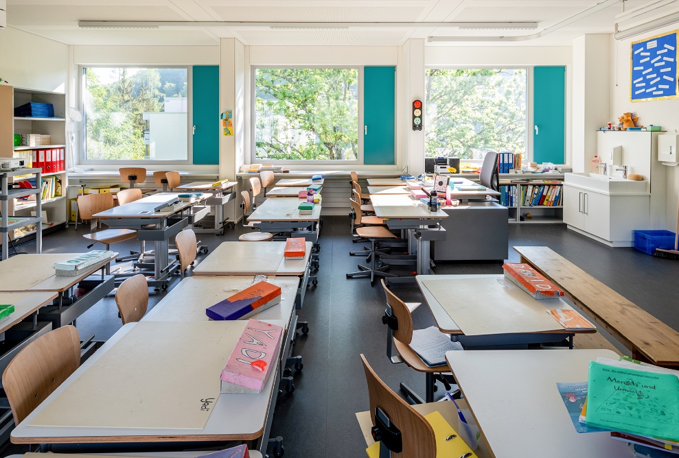 Vue dans une salle de classe du pavillon scolaire ZM10 Sihlweid à Zurich avec la fenêtre en arrière-plan