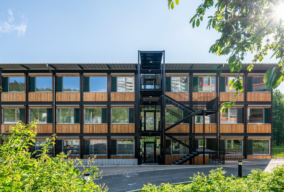 Overall view of the ZM10 Sihlweid school pavilion in Zurich from the front with plants in the foreground