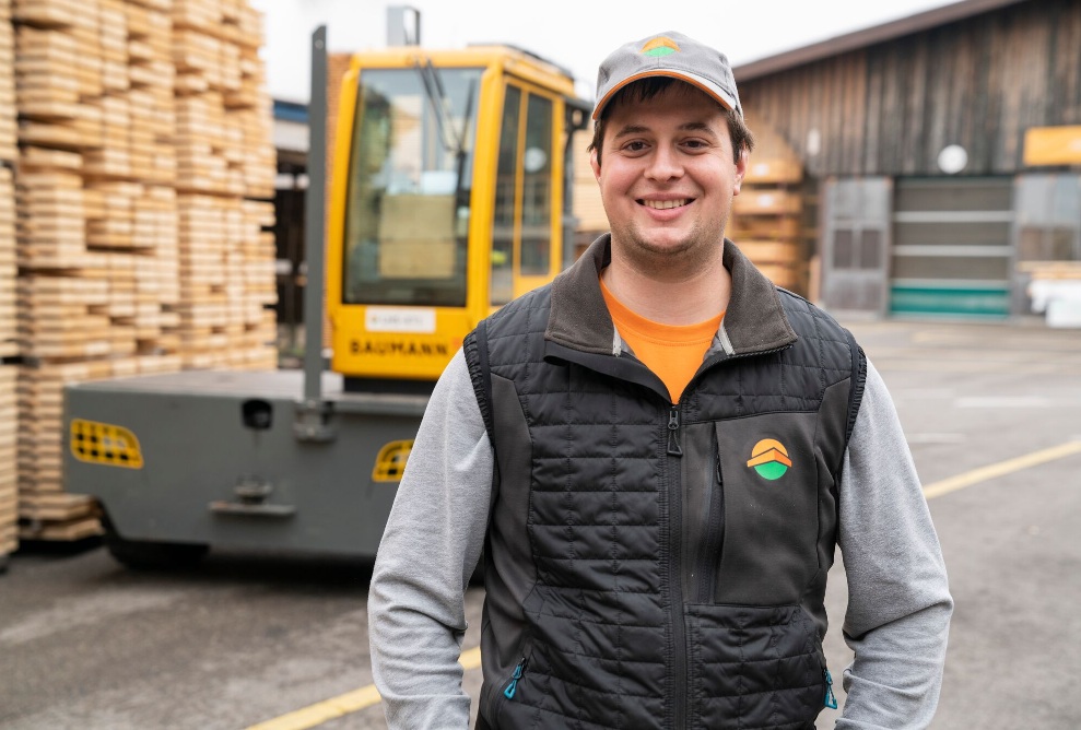 Employé Dominik Dörig dans la cour à bois.