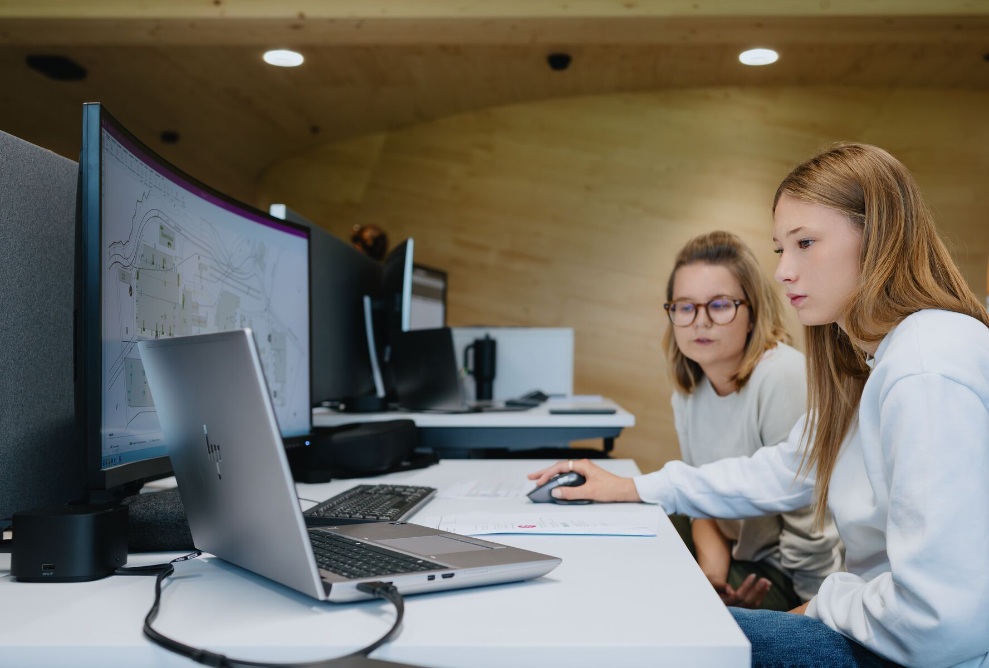 Working situation of a trainee draftswoman specializing in architecture at the Lehmann Group 