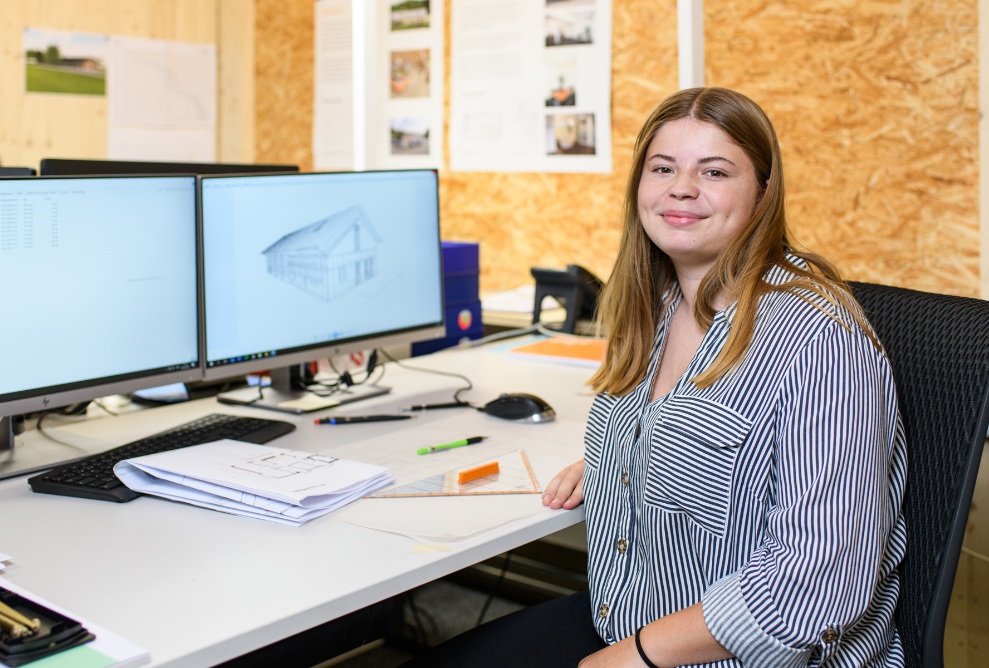 Arbeitssituation einer Lernenden Zeichnerin Fachrichtung Architektur bei der Lehmann Gruppe 