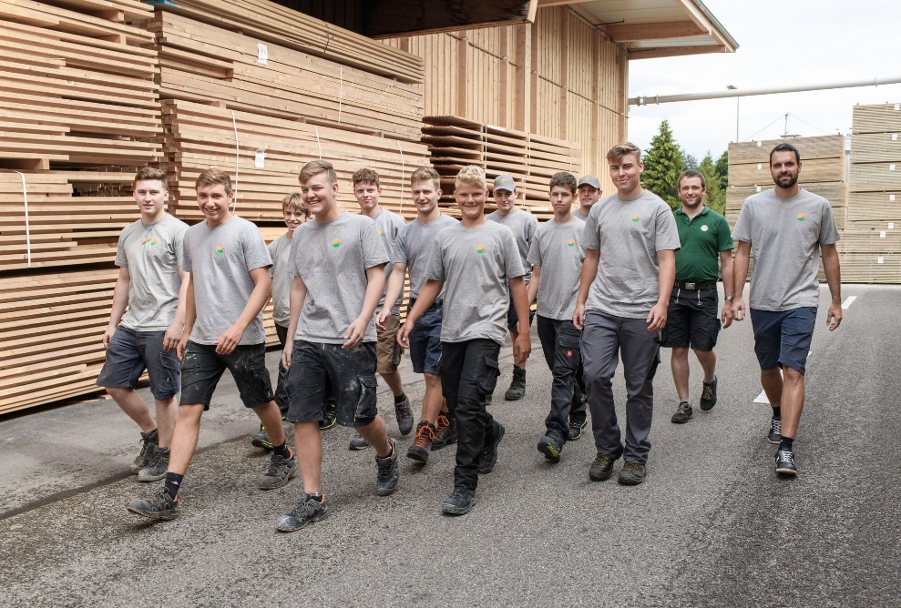 Ein Gruppenbild mit elf jungen Leuten in der Ausbildung zum Zimmermann.