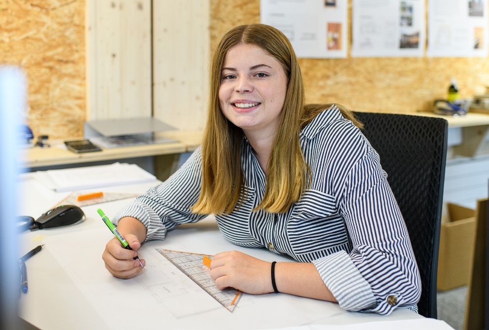 Portrait einer Auszubildenden Zeichnerin Fachrichtung Architektur bei der Lehmann Gruppe