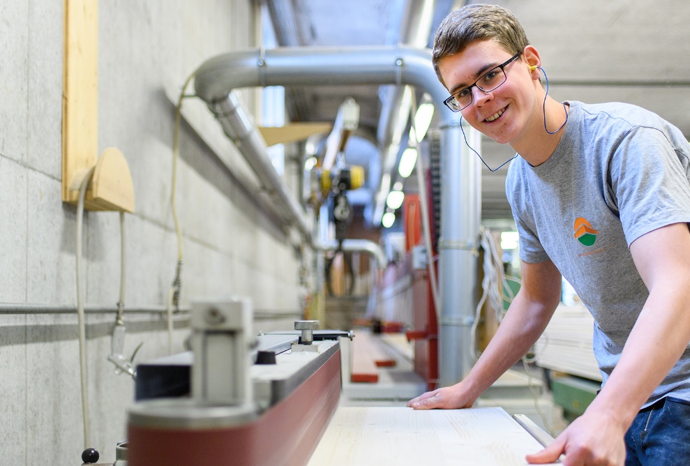 Apprenti praticien sur bois à la ponceuse