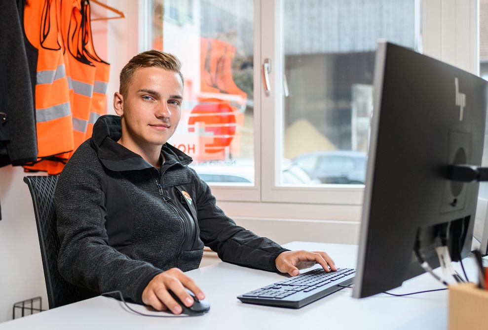 Lernender Kaufmann am Arbeitsplatz bei der Lehmann Gruppe 