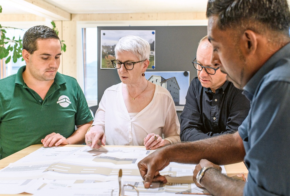 Discussion au sein de l'équipe de planification du département de l'entreprise générale de construction en bois de Blumer Lehmann