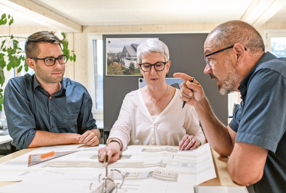 Intensive discussion in the planning team of the general contractor department of the timber construction company Blumer Lehmann 