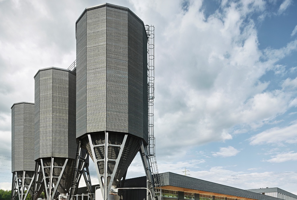 L’immense zone du centre d’entretien de Berne-Wankdorf avec les trois silos en bois gris, vus d’en haut
