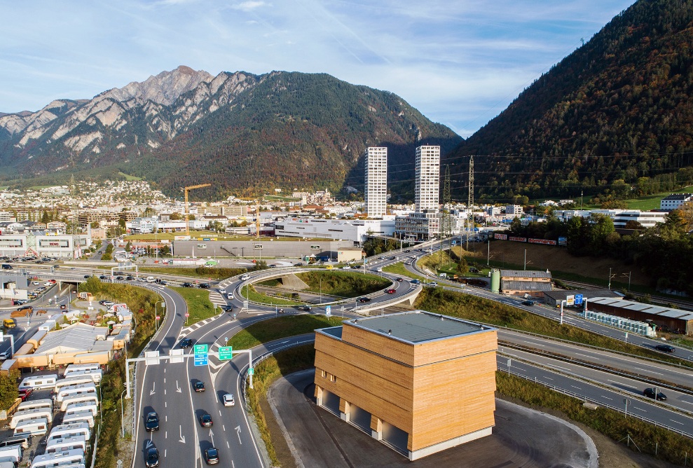 Siloanlage Chur Gesamtansicht von oben mit der Stadt Chur und den Bergen im Hintergrund