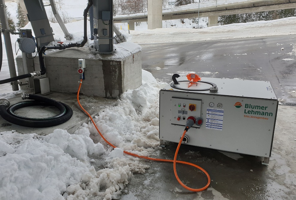 Mobile electric conveyor system for returning salt from the gritting silo in Airolo