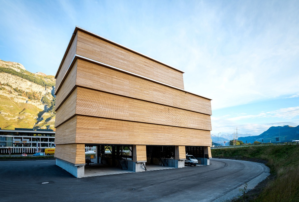 Modulsiloanlage in Chur mit einer architektonisch gestalteter Lärchenfassade