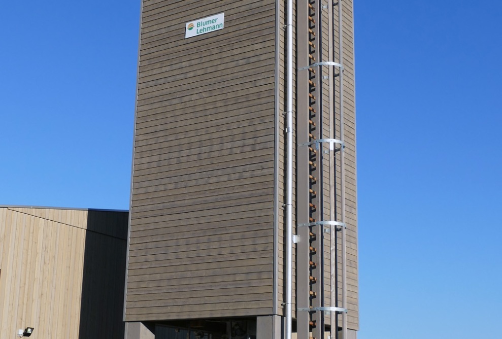 Viereckiger Silo mit Stülpschalung aus Lärchenholz der Gemeinde Gurmels