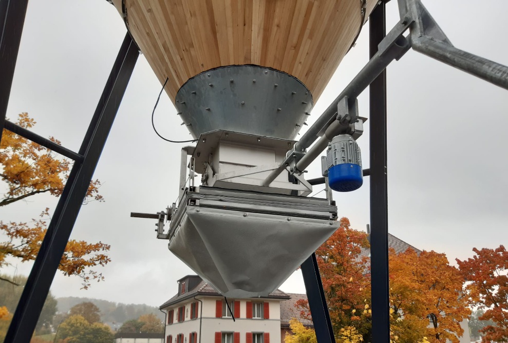 Einfülltrichter mit Verladebalg des Holzsilos in Rüti ZH