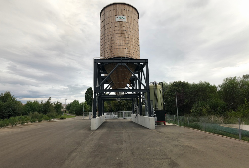 Seitliche Ansicht der Siloanlage in Uhingen
