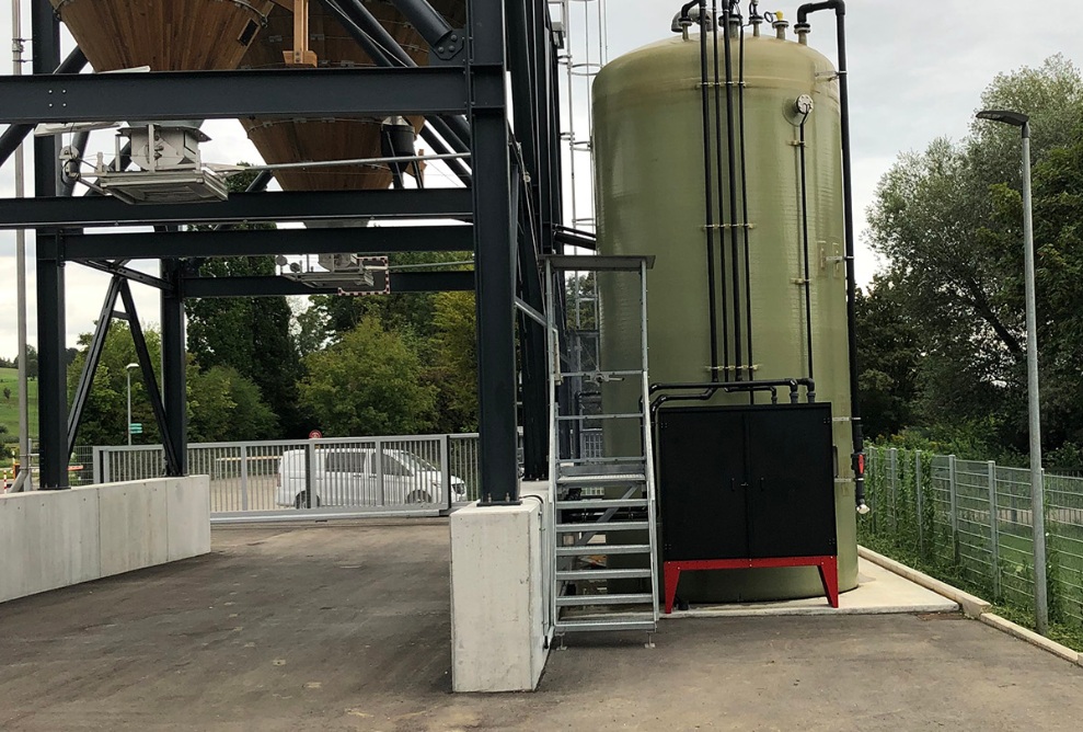 Seitenansicht Siloanlage mit Bedienpodest