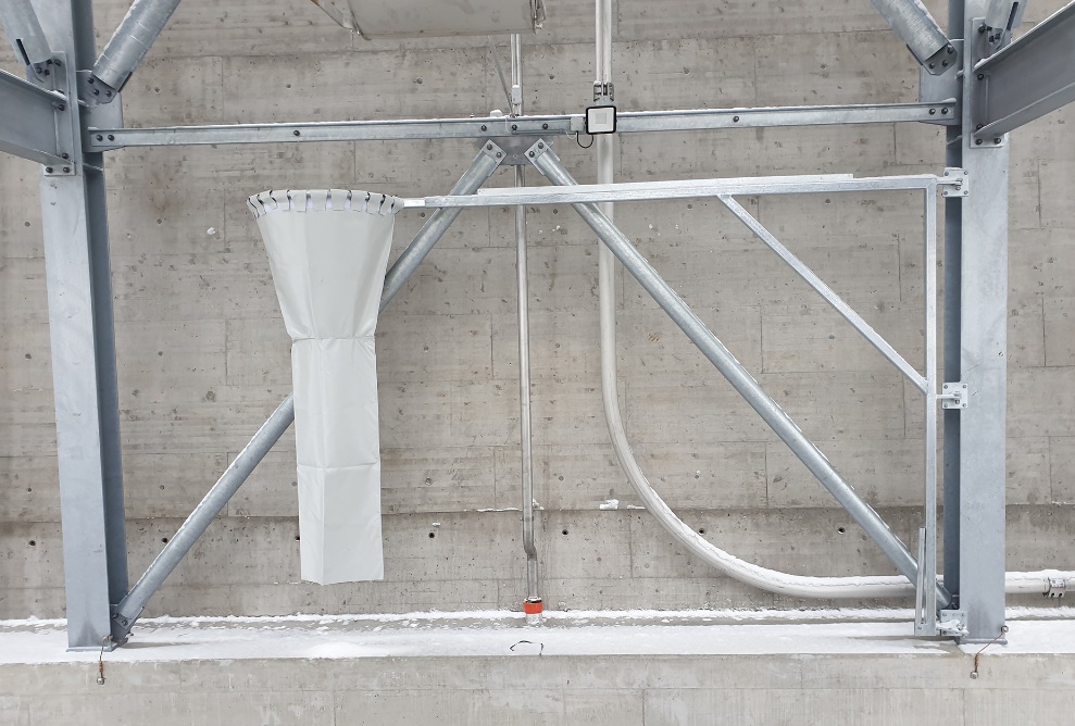 Einschwenkbarer Einfülltrichter des Streugutsilos in Zernez