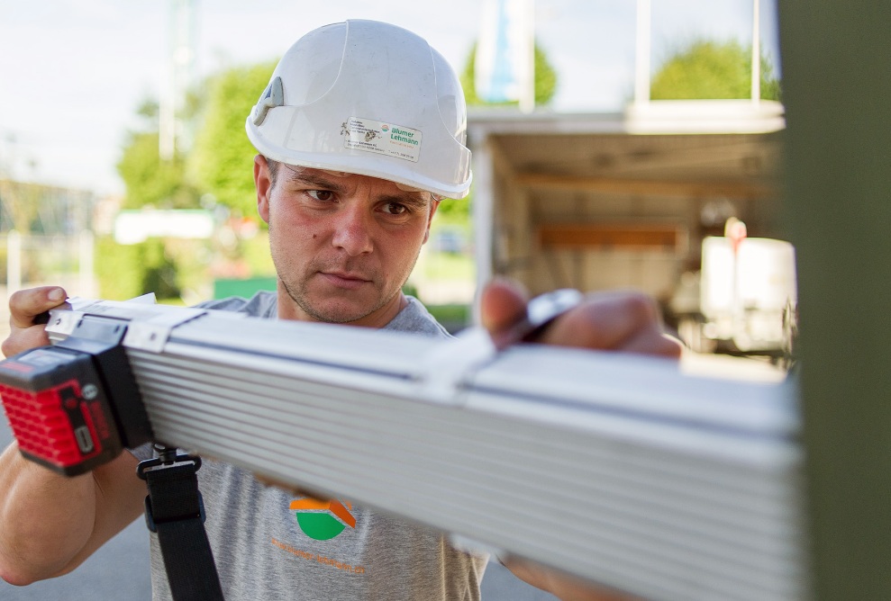 An employee of BL Silobau AG using a device to measure the resistance of the silo timber