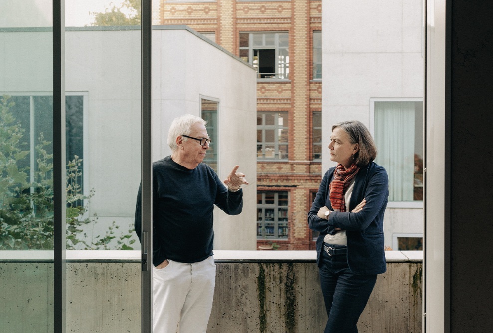 Katharina Lehmann and David Chipperfield engrossed in conversation on the terrace