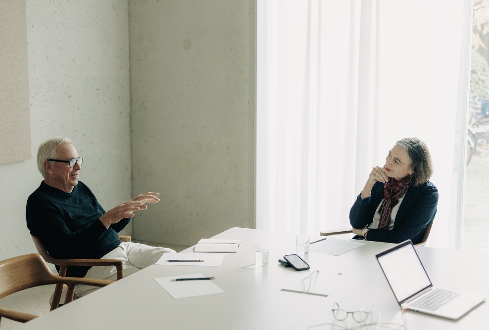 Katharina Lehmann und David Chipperfield unterhalten sich am Tisch